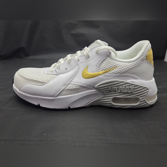 Wmns Nike Air Max Excee White and Gold Sneakers Sz 6 - Picture 2 of 9